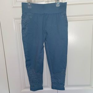 Women’s Fabletics Capris Leggings Size Medium